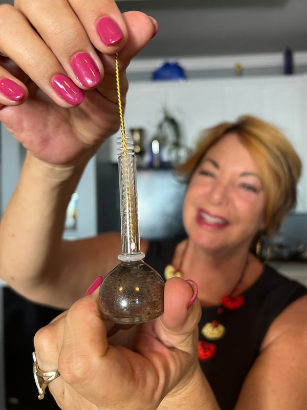 Doreen cleaning bong bowl with pipe brush